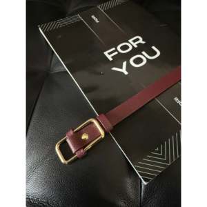 Cinturón para mujer Fiori con hebilla rectangular, estilo casual, acabado plateado, aspecto de cuero rojo - Product Image 2