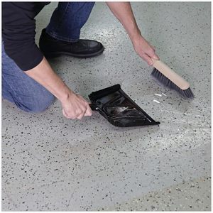 Boardwalk BWK5408 4.5 pulgadas Cepillo de 3.5 pulgadas Cepillo de limpieza de pisos con mango de plástico polipropileno color gris - Product Image 1