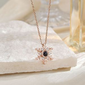 La nuova collana a catena a maglie di clavicola del cuore per bambini alla moda semplice zircone con 100 lingue di proiezione ti amo - Product Image 4