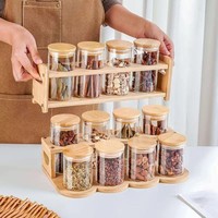 Nouvel Ensemble de Rangement Moderne pour Épices de Cuisine : Étagère en Bois, Pots en Verre, Bouteilles à Assaisonnement, Cuillères, et Boîtes à Thé pour Aliments