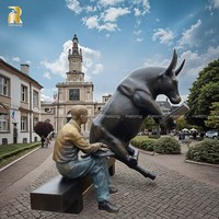 Gran oferta, decoración al aire libre, estatua de Arte de Metal, libro de lectura de bronce, escultura de toro y hombre sentado