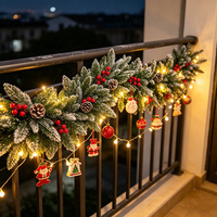 Guirlande de Noël artificielle avec aiguilles de pin et lumières, idéale pour la décoration d'hôtels, les vitrines de centres commerciaux