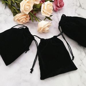 Pochette cadeau en velours matelassé avec logo personnalisé, sac cosmétique réutilisable à cordon pour cosmétiques ou bijoux - Product Image 6