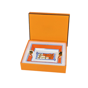 Cendrier créatif en céramique à quatre boucheaux en forme de cheval, avec base rouge, pour la décoration de la maison, du bureau et des restaurants - Product Image 1