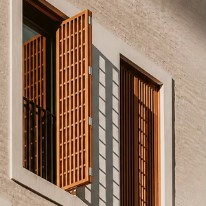 Volets en <span class=keywords><strong>bois</strong></span> sur mesure pour façade de villa avec design moderne pour les zones extérieures et de cuisine - Solution durable pour la façade extérieure - Product Image 1