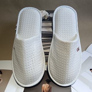Hot Sale Hotel Einmalige Hausschuhe Anpassbare Großhandel Weiche und belüftete EVA-Sohle Einweg-Hausschuhe für <span class=keywords><strong>Spa</strong></span> Club - Product Image 1