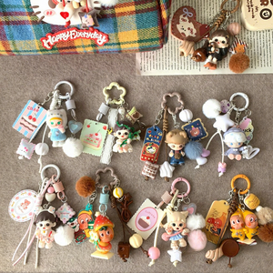 Porte-clés en plastique en gros, figurine de dessin animé mignonne, pendentif poupée Kawaii, breloque de sac, chaîne de porte-clés de voiture pour femmes et filles - Product Image 1
