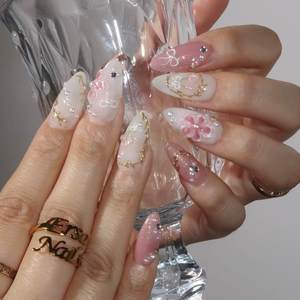 <span class=keywords><strong>Uñas</strong></span> Postizas Acrílicas en Degradado Rosa Francés y Blanco, con Diseño <span class=keywords><strong>de</strong></span> Tulipán 3D, Perla y Marco Dorado, Forma Almendrada, Longitud Media, 10 Piezas - Product Image 4