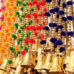 Guirlande de pompons en PVC fait à la main avec cloche Décoration murale de Noël d'intérieur de taille personnalisée pour les fêtes de mariage et autres événements - Product Image 1