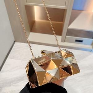 Nouvelle Pochette <span class=keywords><strong>de</strong></span> Soirée Géométrique en Métal pour Femme, <span class=keywords><strong>Sac</strong></span> à Bandoulière Doré avec Chaîne, <span class=keywords><strong>Sac</strong></span> à Main Rigide <span class=keywords><strong>Carré</strong></span> pour Mariage, Fête, Bal <span class=keywords><strong>de</strong></span> Promo, Dîner - Product Image 2