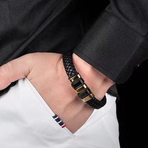 Bracelet personnalisé <span class=keywords><strong>pour</strong></span> homme, logo gravé, fait main, en cuir tressé noir, fermoir en acier inoxydable doré, style punk, cadeau <span class=keywords><strong>pour</strong></span> poignet - Product Image 4