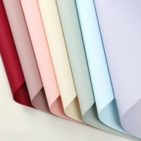 Penjualan terlaris 58*58cm tahan air plastik matte permukaan warna solid buket kertas bungkus, toko bunga kertas bungkus