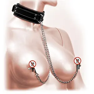 性感的黑色乳头夹束缚乳头夹与妇女的链
