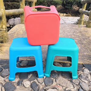 Tabouret carré en plastique épais pour enfants, repose-pieds de salle de bain pour enfants de 3 ans et plus, matériau PP de couleur mixte, 25x28cm - Product Image 2