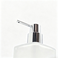 Distributeur de savon liquide manuel en verre dépoli à base carrée moderne en alliage de zinc chromé Metalique 51025B-CR pour salle de bain d'hôtel