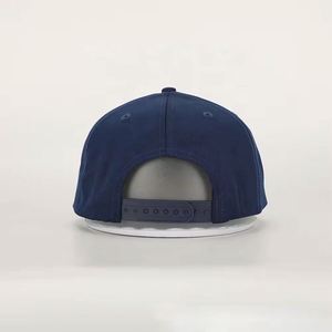 Gorra de béisbol estructurada de poliéster de 5 paneles con estampado de letras azul marino de Four Seasons, diseño vintage común, personalizable, con cuerda. - Product Image 4