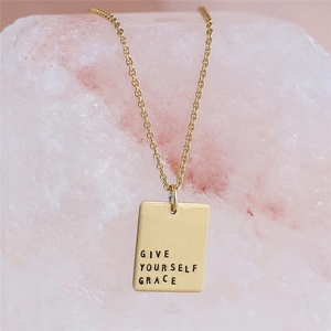 Collier pendentif rectangulaire personnalisé gravé « Dieu est en elle, elle ne tombera pas » – Bijoux chrétiens – Prix d'usine - Product Image 2