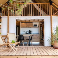 Tente de villégiature quatre saisons durable, structure en bois massif de qualité supérieure, hébergement de luxe pour le glamping, une chambre et un salon intégrés