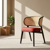 Chaise de salle à manger rembourrée personnalisable, style nordique moderne, avec dossier en rotin et cadre noir, coussin rouge, design enveloppant et courbé, pour la maison, le bureau et le bar.