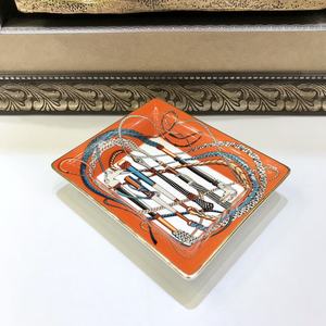 Cendrier créatif en céramique à quatre fentes pour cigares, avec base rouge, style américain moderne, sans fumée, respectueux de l'environnement, pour la maison et le bureau - Product Image 5