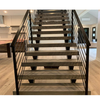 Escalier mono-rampe moderne, durable et écologique pour intérieur, avec garde-corps en verre et construction acier-bois, garantie 5 ans