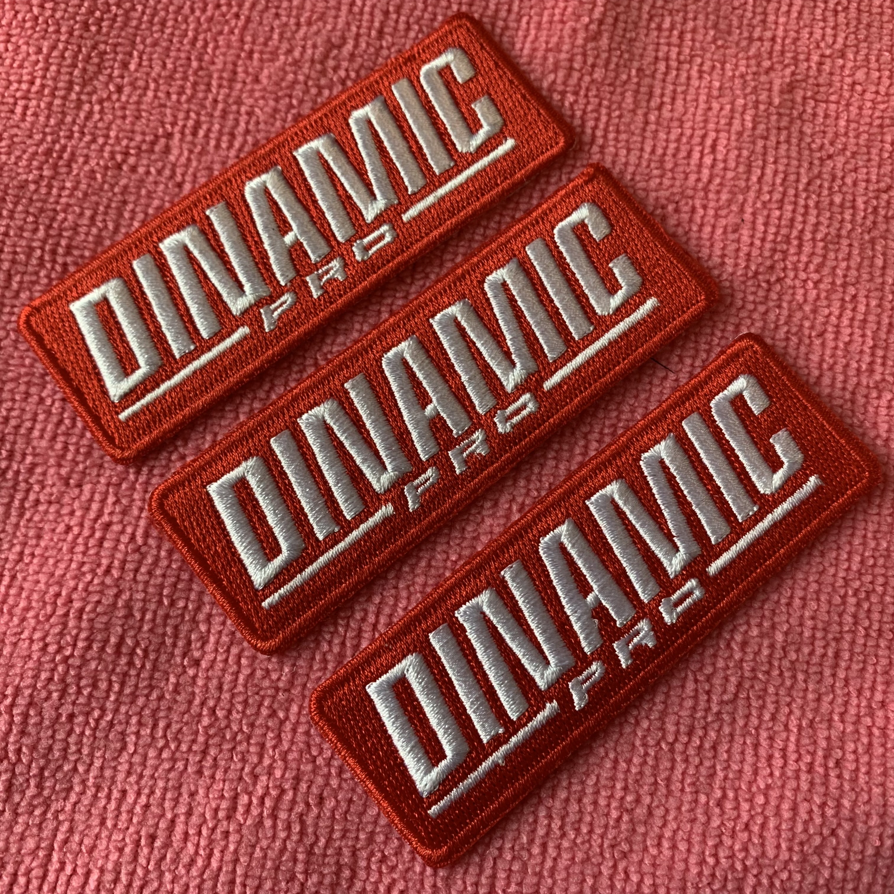 Китайская фабрика, роскошный бренд, вышитая нашивка с тиснением, 100% вышивка ручной работы, Значки для шляп