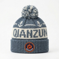 Gorro de Invierno Personalizado de Jacquard, Gorro de Punto con Parche Bordado, Borde Acanalado, Grueso, Color Azul Polvoriento, Crema, Blanco, con Pompón para Hombre