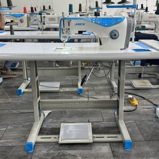High-Speed Industrial JACK A4 Computerized Lockstitch Sewing Machine Used with Metal Components and Motor Core