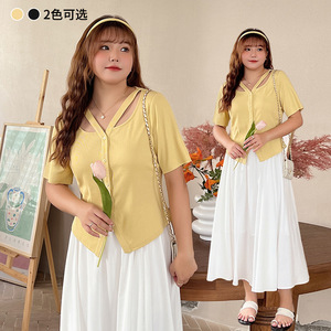 Camiseta de manga corta con cuello en V y bajo irregular de punto suave Runqi para mujer, talla grande, en colores cremoso, amarillo y negro. - Product Image 1