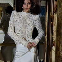 Manteau de style français romantique avec fermetures délicates, veste à structure souple pour les promenades en ville et les sorties décontractées