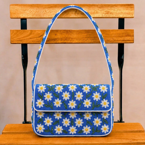 Sac à bandoulière de luxe fait main en perles florales bleues marguerites avec rabat magnétique et personnalisation du logo disponible - Product Image 1