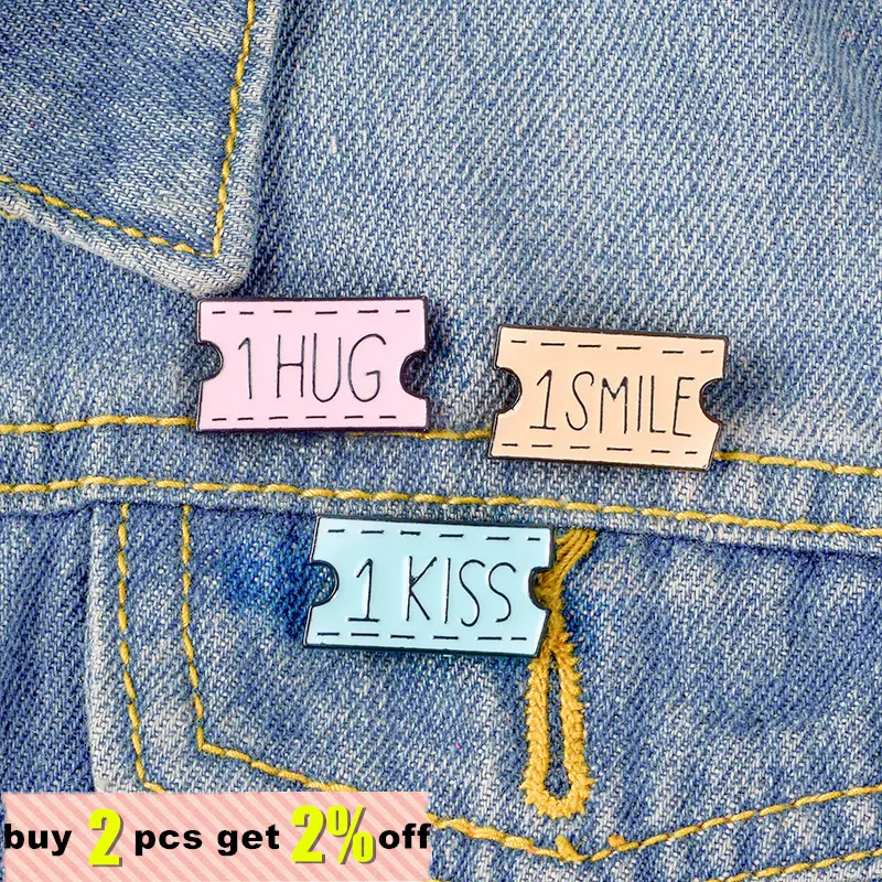 Biglietti smalto Pin KISS HUG SMILE Coupon Badge spille spille colletto in Denim romantico amore gioielli regalo per spilla amante