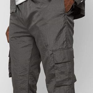 Pantalon cargo gris en nylon froissé coupe ample avec poches 3D, coupe-vent, style survêtement pour homme – Vente en gros - Product Image 3