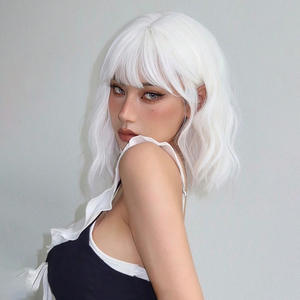 ดีเอ็ม 28 วิกผมหยักสั้นพร้อมหน้าม้า 35 ซม. ไฟเบอร์คานกะลอน เส้นผมธรรมชาติ ลูกไม้โปร่งใส สำหรับผู้หญิง ทุกรูปหน้า - Product Image 2