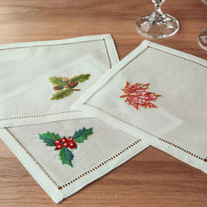 Serviette de cocktail en lin Winter Charm |   Linge de table en lin 100% naturel de qualité supérieure, écologique et réutilisable, design élégant d'hiver - Product Image 1