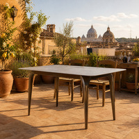 Ensemble de table à manger carrée en ardoise rustique de style farmhouse avec bancs et chaises pour maison de campagne