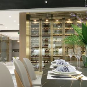 Vinoteca de Acero Inoxidable Dorado Personalizada Royal Metal con Vidrio Templado, Almacenamiento de Vino de Alta Gama para Restaurantes y Hoteles de Lujo - Product Image 3