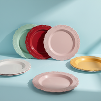 Assiettes jetables en plastique blanc à bordure dentelle pour des tables élégantes, mariages et célébrations