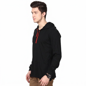 Camiseta de Manga Larga con Capucha Negra para Hombre, con Ribete en Contraste Rojo, Tejido Casual, Color Sólido, Corte Regular - Product Image 1