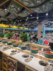 Convoyeur à bande pour fondue et sushis de haute qualité avec convoyeur à chaîne polyvalent et chaînes de convoyeur pour salle à manger - Product Image 3