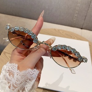 Lunettes de soleil ovales pour femmes, style luxe, avec strass, protection UV400, pour adultes - Product Image 1