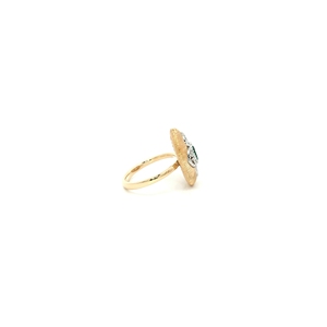 Anillo de cóctel con engaste de bisel en oro amarillo de 18K, esmeralda ovalada cabujón verde vibrante, regalo de lujo sofisticado y llamativo para cualquier ocasión - Product Image 4