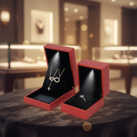 Boîtes à bijoux carrées en plastique avec logo personnalisé, fermeture magnétique, doublure en velours, éclairage LED, emballage pour bagues, boucles d'oreilles, pendentifs
