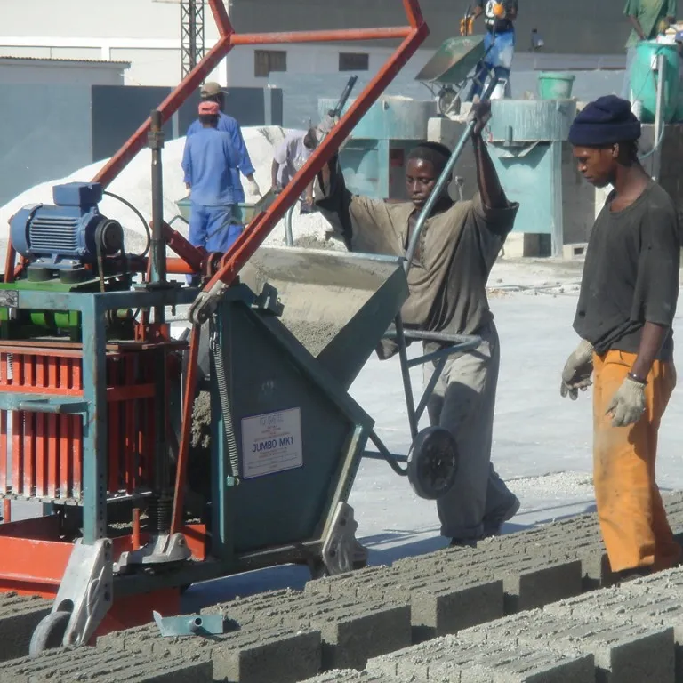 Petit bloc faisant la machine à vendre machine de briques à emboîtement automatique derniers blocs de béton Leca