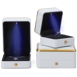 Nhà máy bán Vòng Cổ Vòng đeo tay vòng hộp đồ trang sức LED ánh sáng tùy chỉnh sang trọng PU da nhựa trắng emballage BIJOUX Avec Logo - Product Image 5