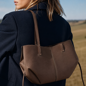 Sac fourre-tout Cyme pour femme avec logo personnalisé, design aile élégant et texturé en cuir PU, pochette de luxe à porter sous le bras - Product Image 2