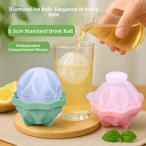 Moule à glaçons en silicone de qualité alimentaire, forme diamant, et moule à boules de glace intégrées pour whisky, boissons fraîches et boissons estivales - Product Image 5