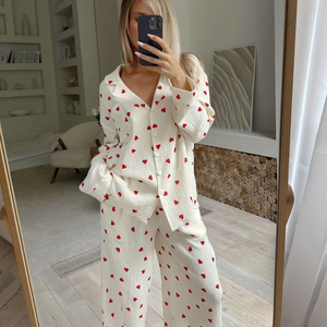 Pijamas por Atacado para Mulheres Conjunto de Roupa de Dormir Conjunto de Pijama Feminino de Duas Peças com Estampa de Coração - Product Image 3