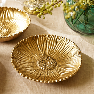 Assiette décorative ronde dorée en métal poli, style glamour, faite à la main, pour les fêtes - Product Image 1