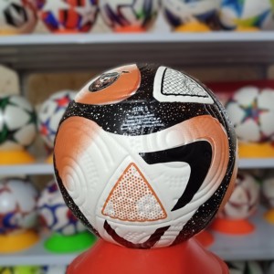 Ballon de football professionnel de haute qualité taille 5 en cuir thermocollé pour l'entraînement sportif en extérieur, personnalisable - Product Image 3